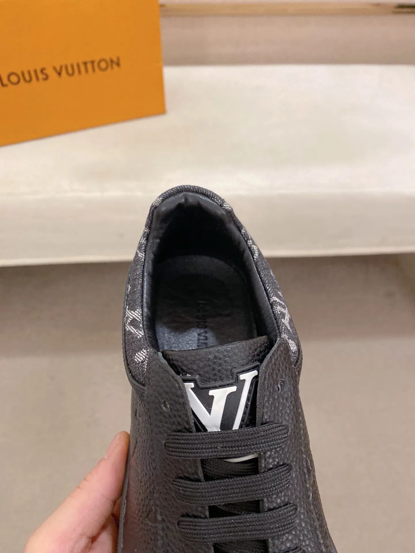 Men's shoes💰 420💰louis vuitton (Louis Vuitton/lv)🔍🔍The new counters are on sale at the same time. The uppers are imported from Italy. ⃣️Re-engraved🇮🇹💪💪, ⚠Sole: The original sole is specially provided by the original factory, the exclusive movable molded sole is super comfortable, ⚠Original and single goods 🔍high quality, you can enter and leave the counter at will, welcome to compare⚠. Code number: 38-44 (45/customized, non-refundable)